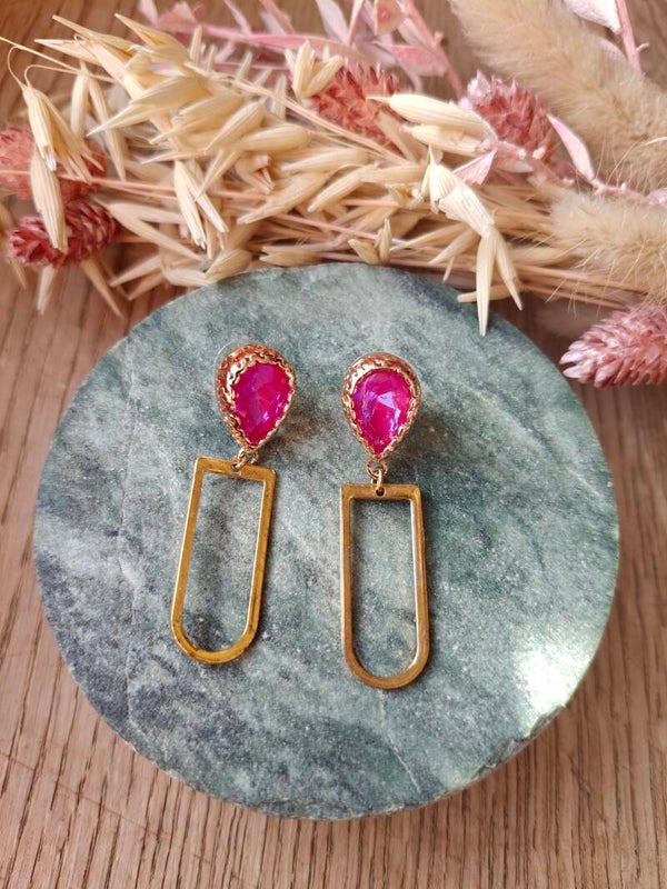 Oorbel ROZ21: felroze prikker met goudkleurige hanger