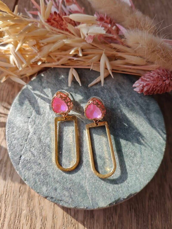 Oorbel ROZ28: roze hartprikker met goudkleurige hanger
