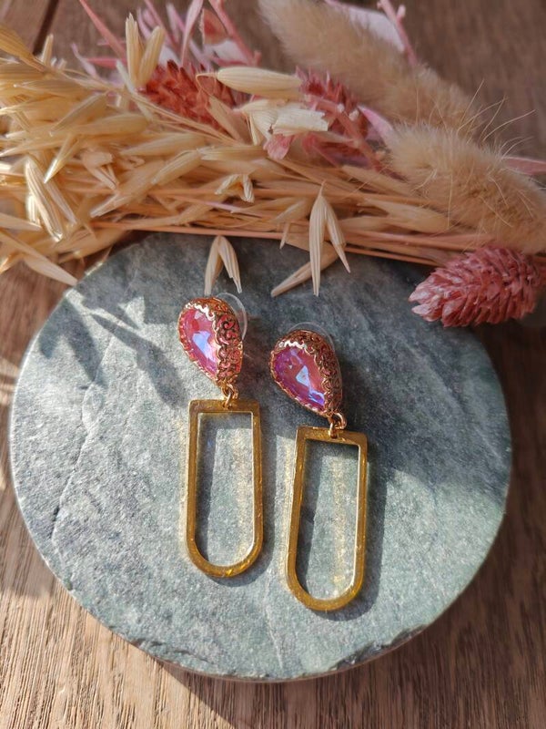 Oorbel ROZ29: roze prikker met gouden hanger