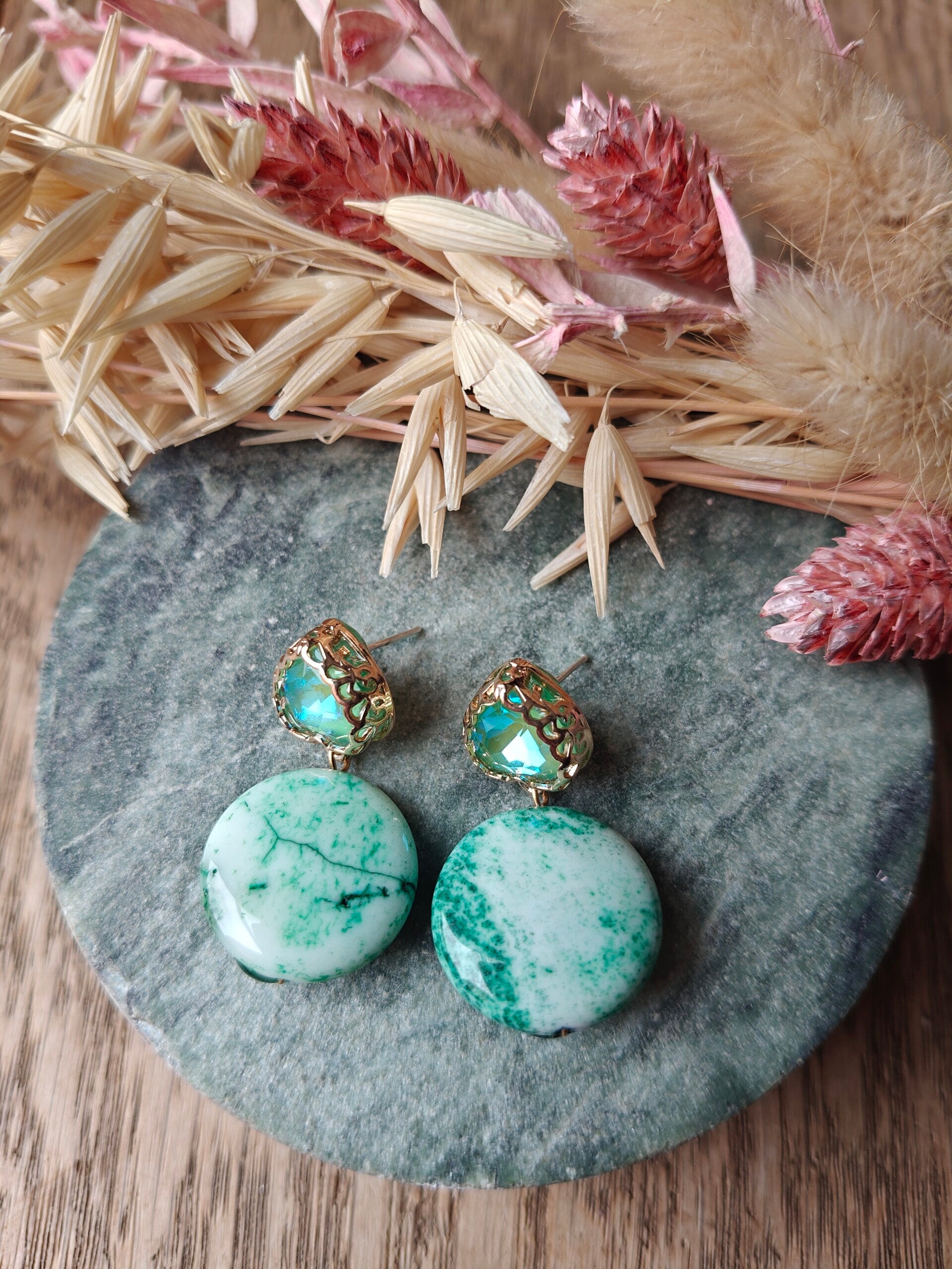 Oorbel GO15: groen steentje met groene hartprikker