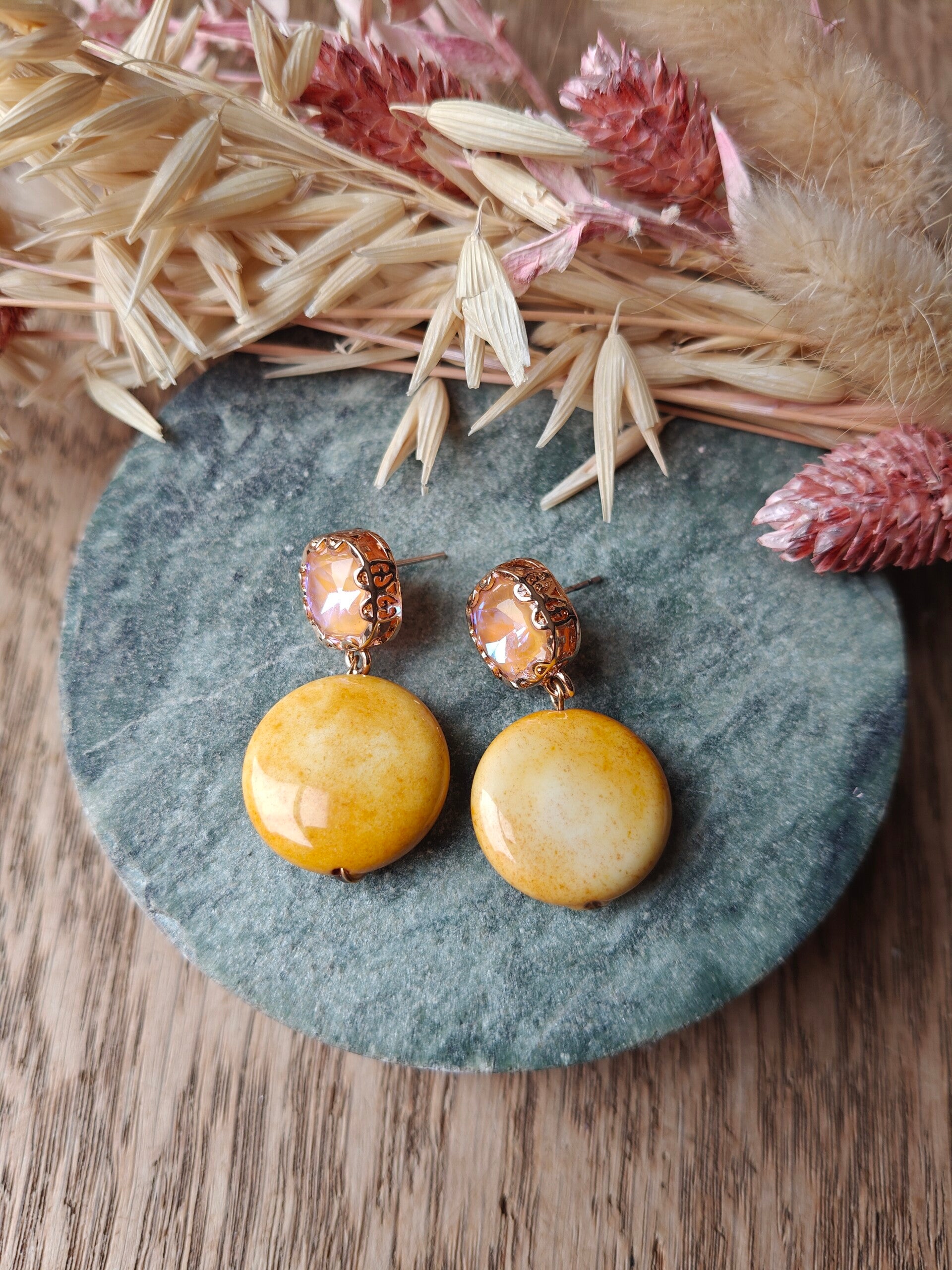 Oorbel GE11: geel steentje en gele prikker