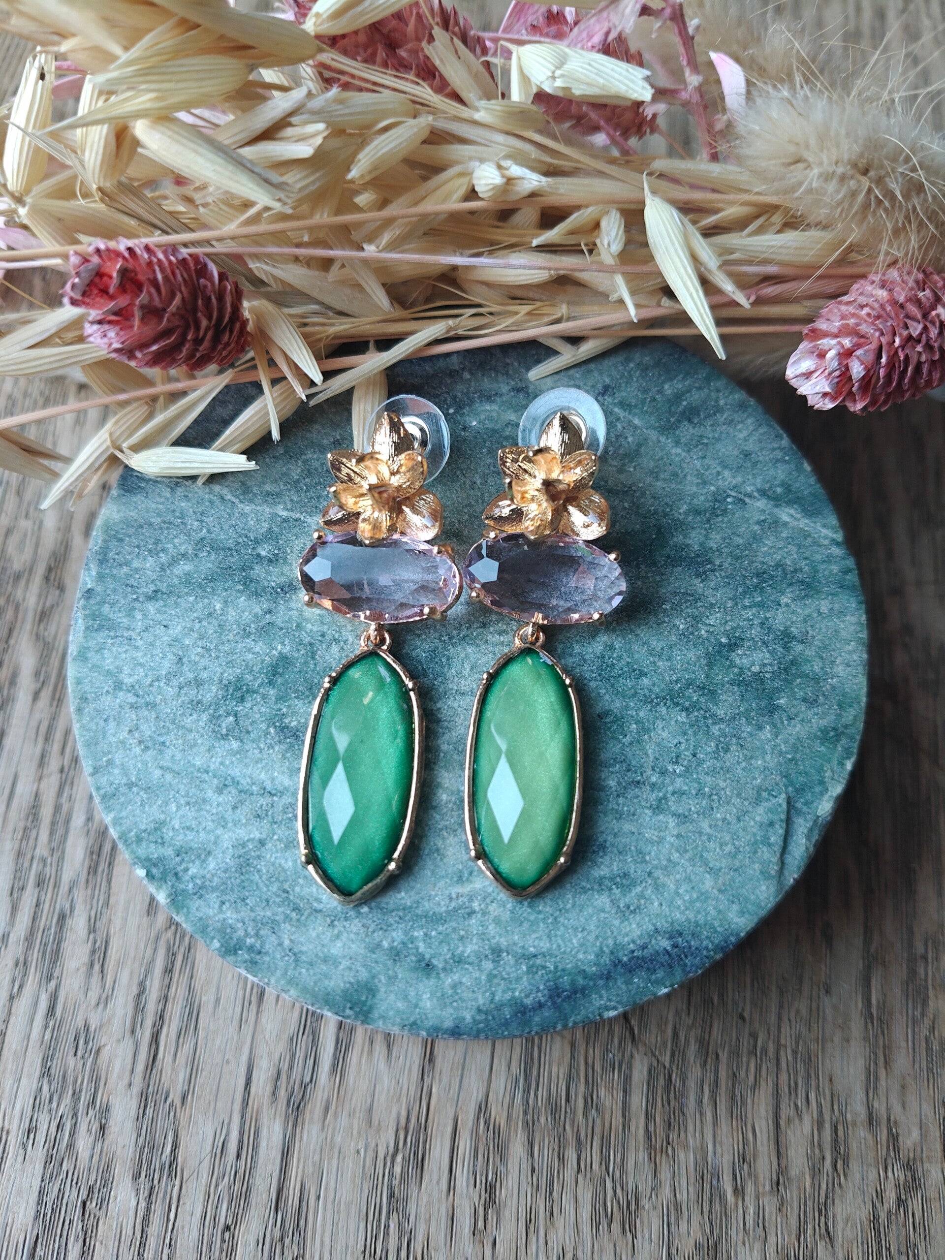 Oorbel: GRO16: groene hanger met licht roos steentje