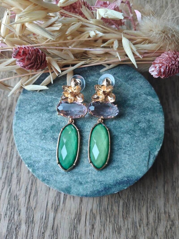Oorbel: GRO16: groene hanger met licht roos steentje