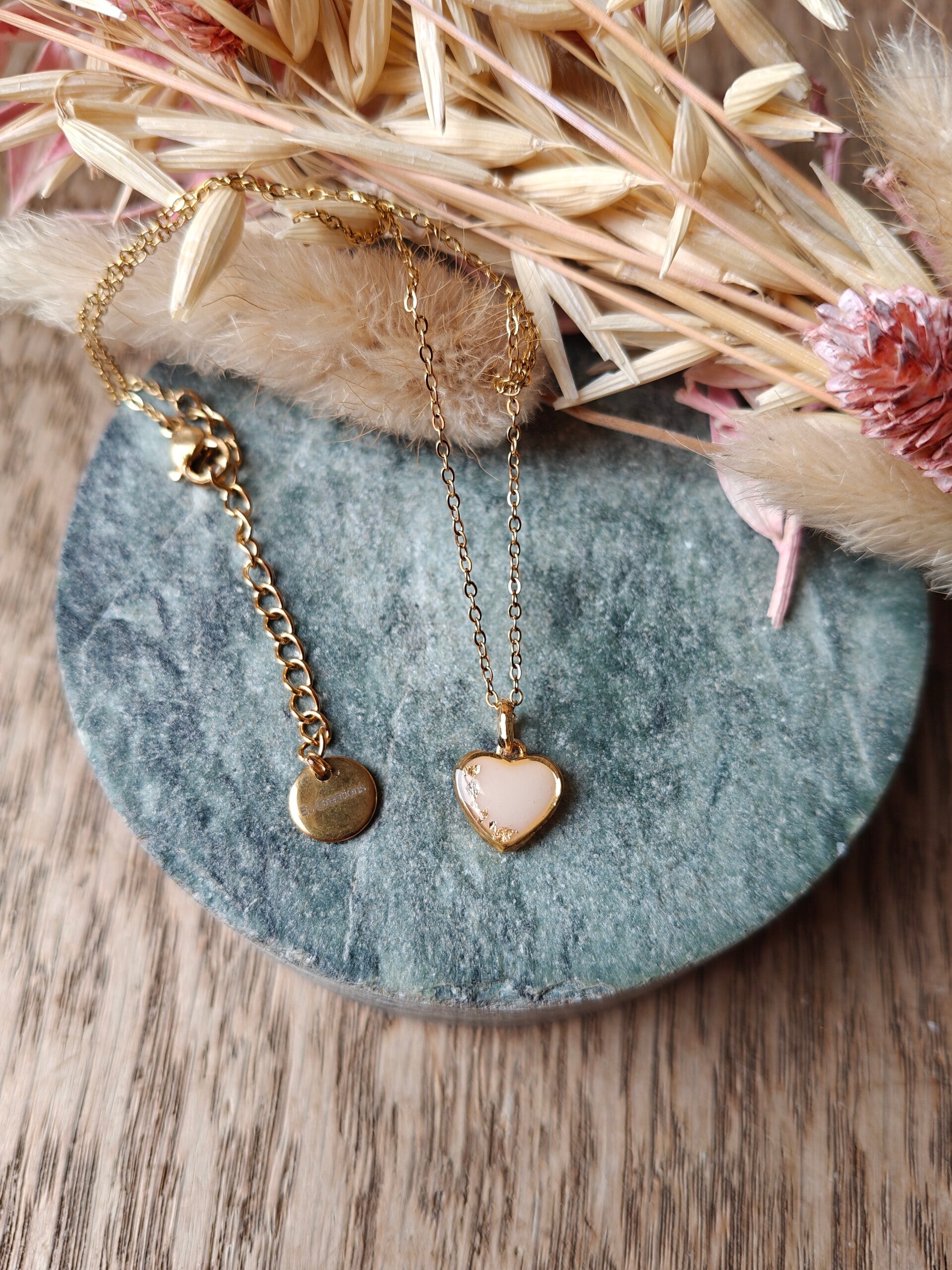 Moedermelk ketting: gouden hartje met goudvlokjes