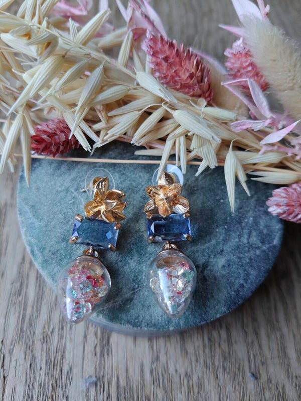 Oorbel MEER7: confetti hanger met blauwe glasprikker