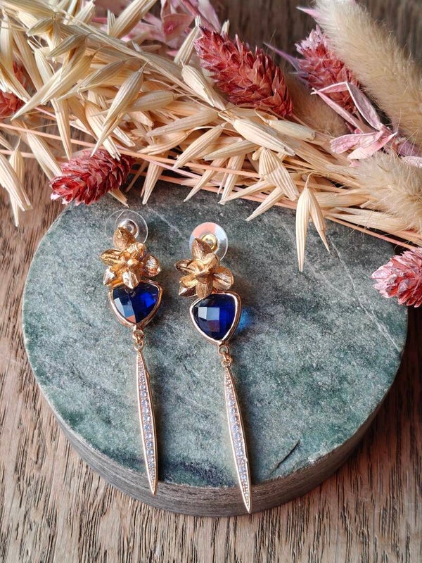 Oorbel B24: blauwe glashanger met fijn staafje