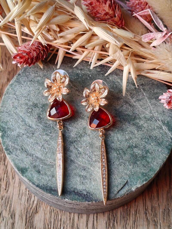 Oorbel R13: rode glashanger met fijn staafje