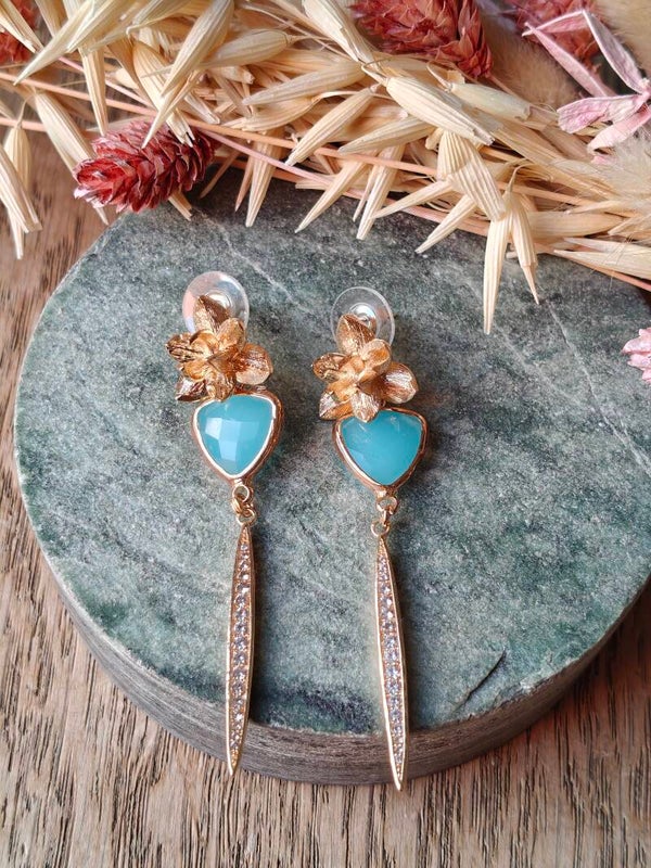 Oorbel B25: lichtblauwe glashanger met fijn staafje