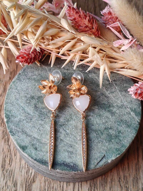 Oorbel W10: witte glashanger met fijn staafje