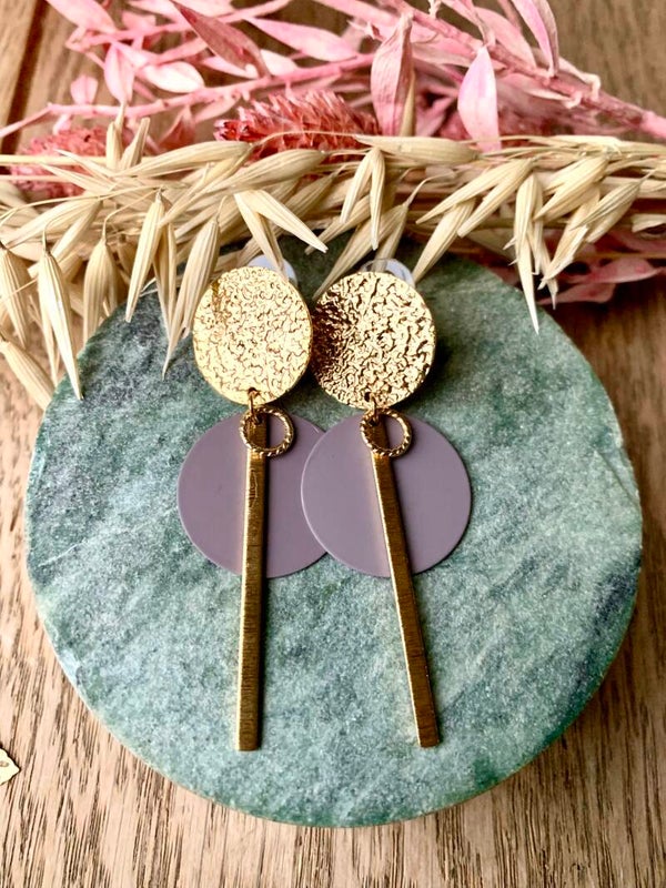 Oorbel: gouden prikker met paars/grijze hanger en staafje