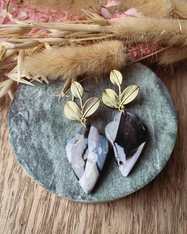 Oorbel ZW4: zwart/ grijze oorbel met bladprikker