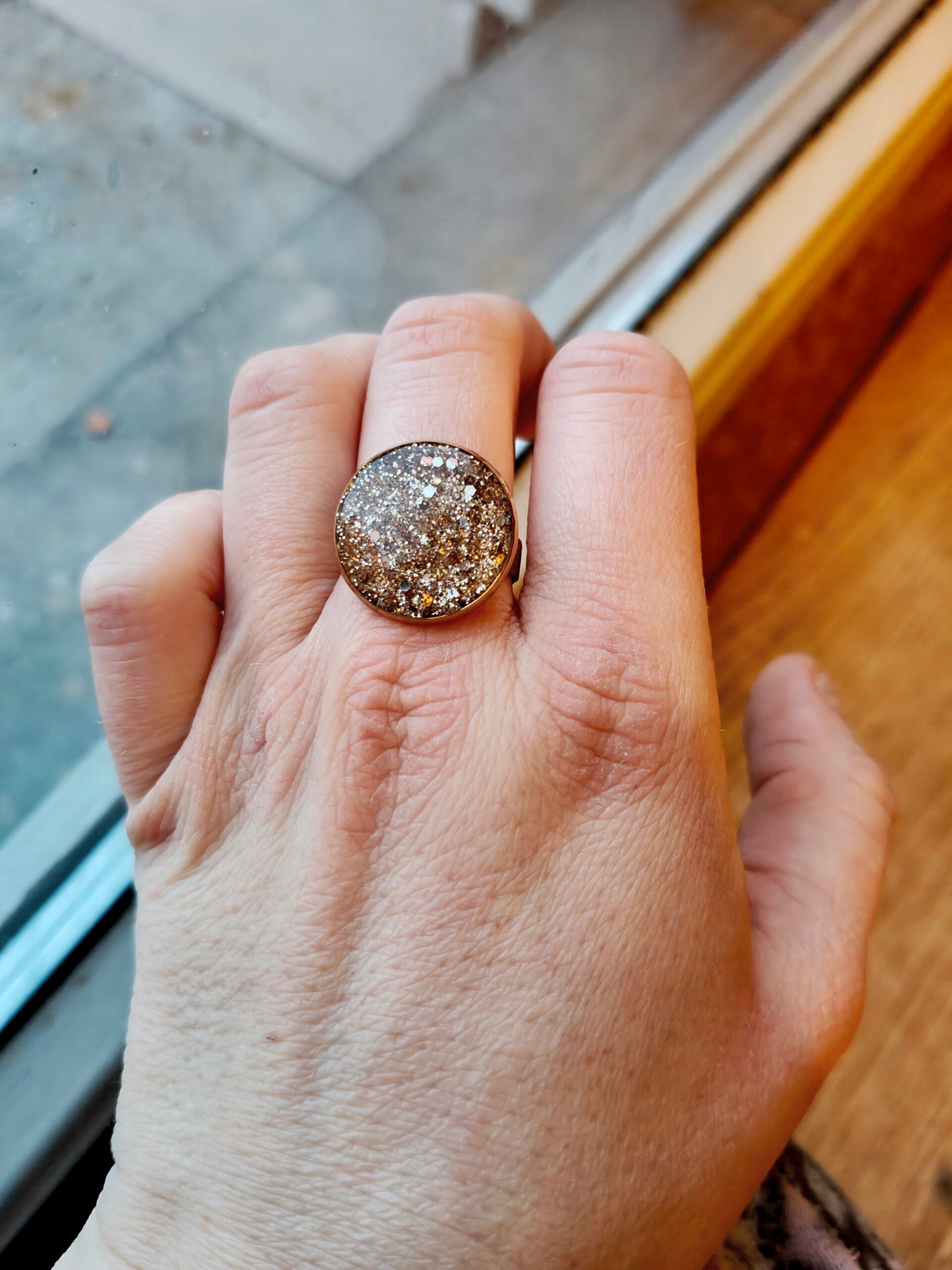 Ring: gouden glitter ring (zonder oorbel)