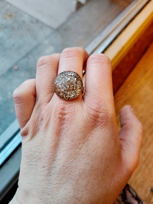 Ring: gouden glitter ring (zonder oorbel)