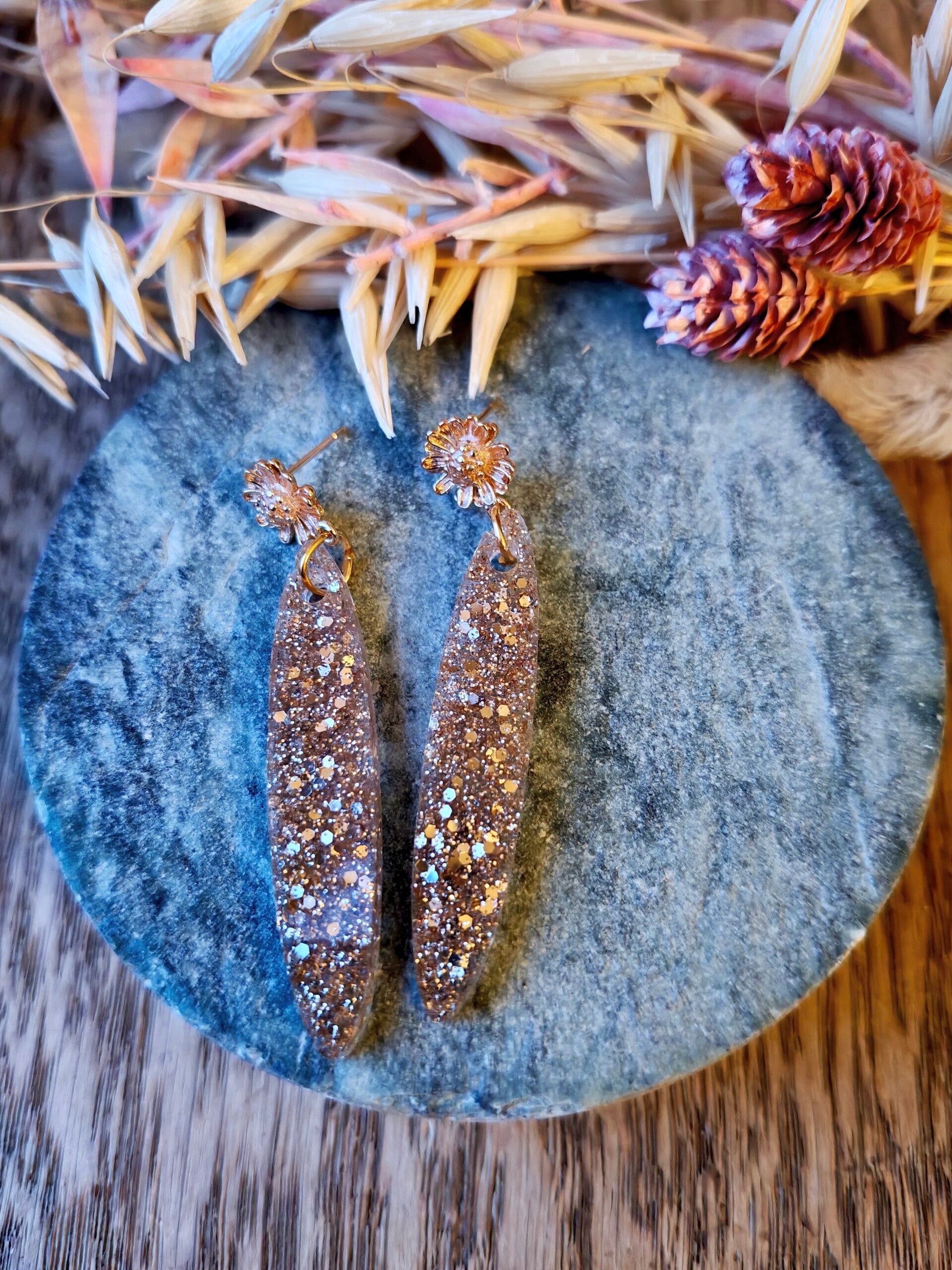 Oorbel: glitter oorbel met bloemprikker