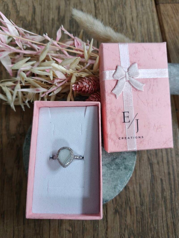 Moedermelkjuweel: zilverkleurige ring met haartjes