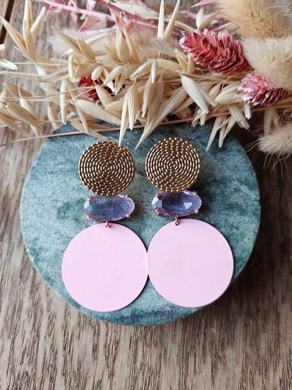 Oorbel ROZ17: gouden prikker met lila/roze steentje en lichtroze hanger