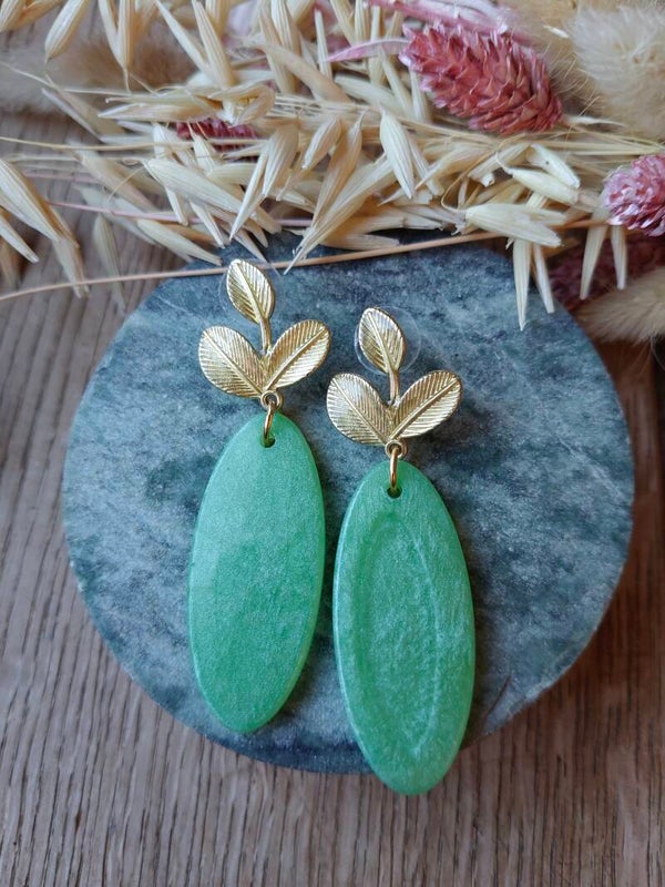 Oorbel GRO5: groene hanger met gouden prikker
