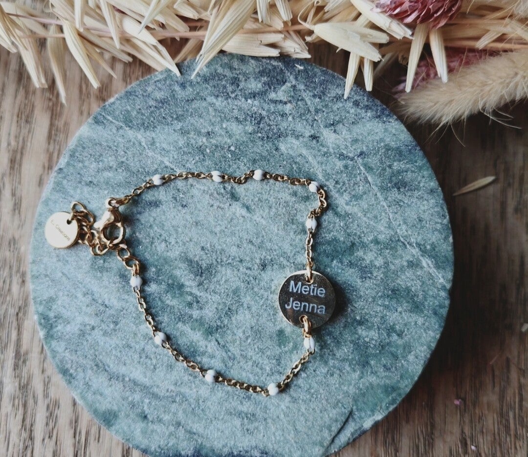 Gegraveerd armbandje met witte draad: met eigen tekst