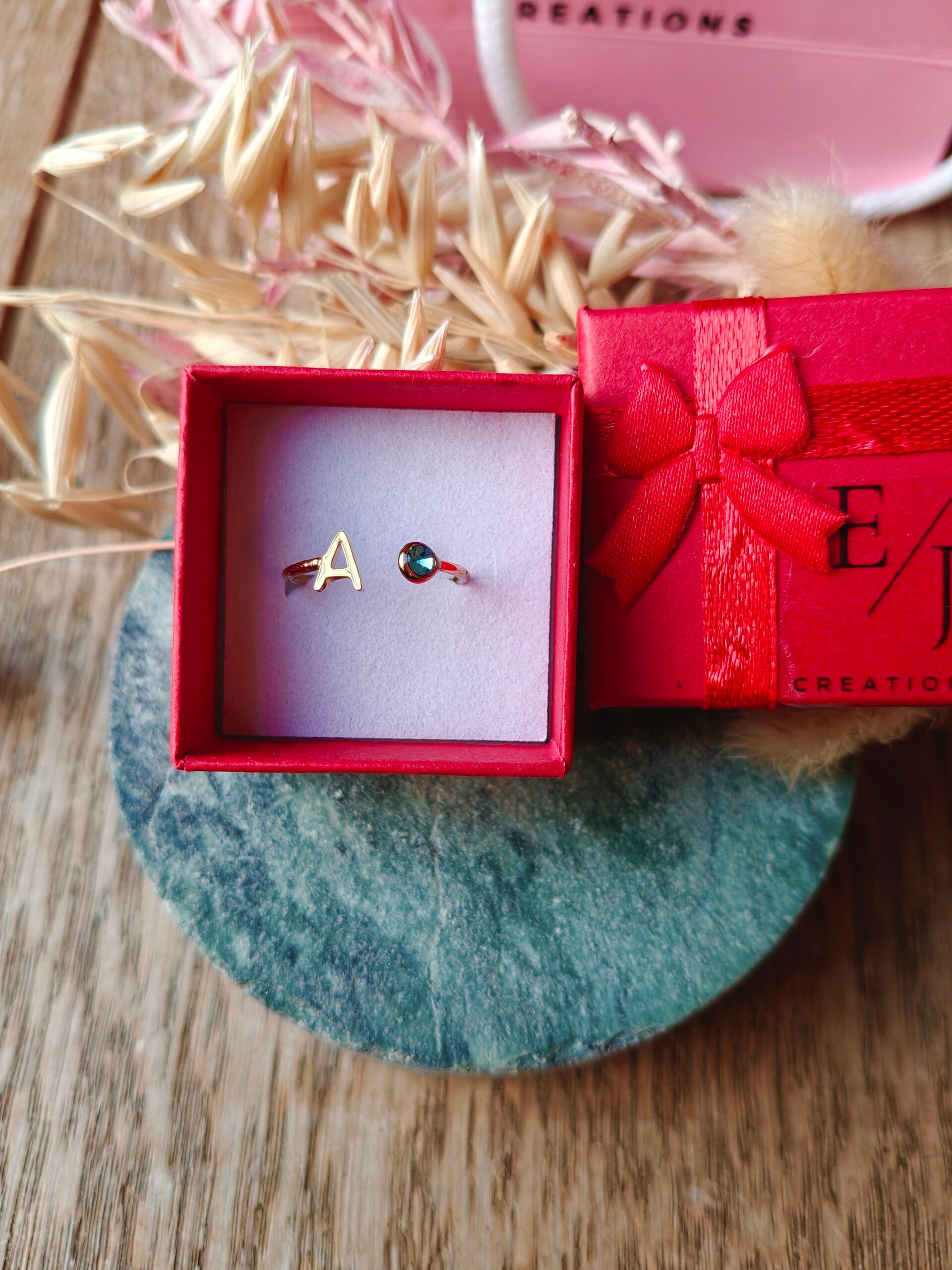 Gepersonaliseerde ring met eigen letter en geboortesteentje