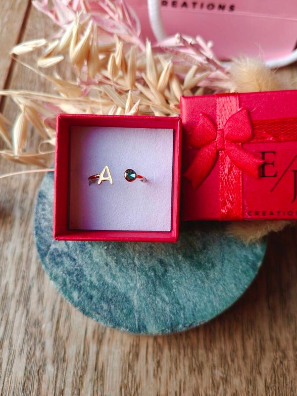 Gepersonaliseerde ring met eigen letter en geboortesteentje