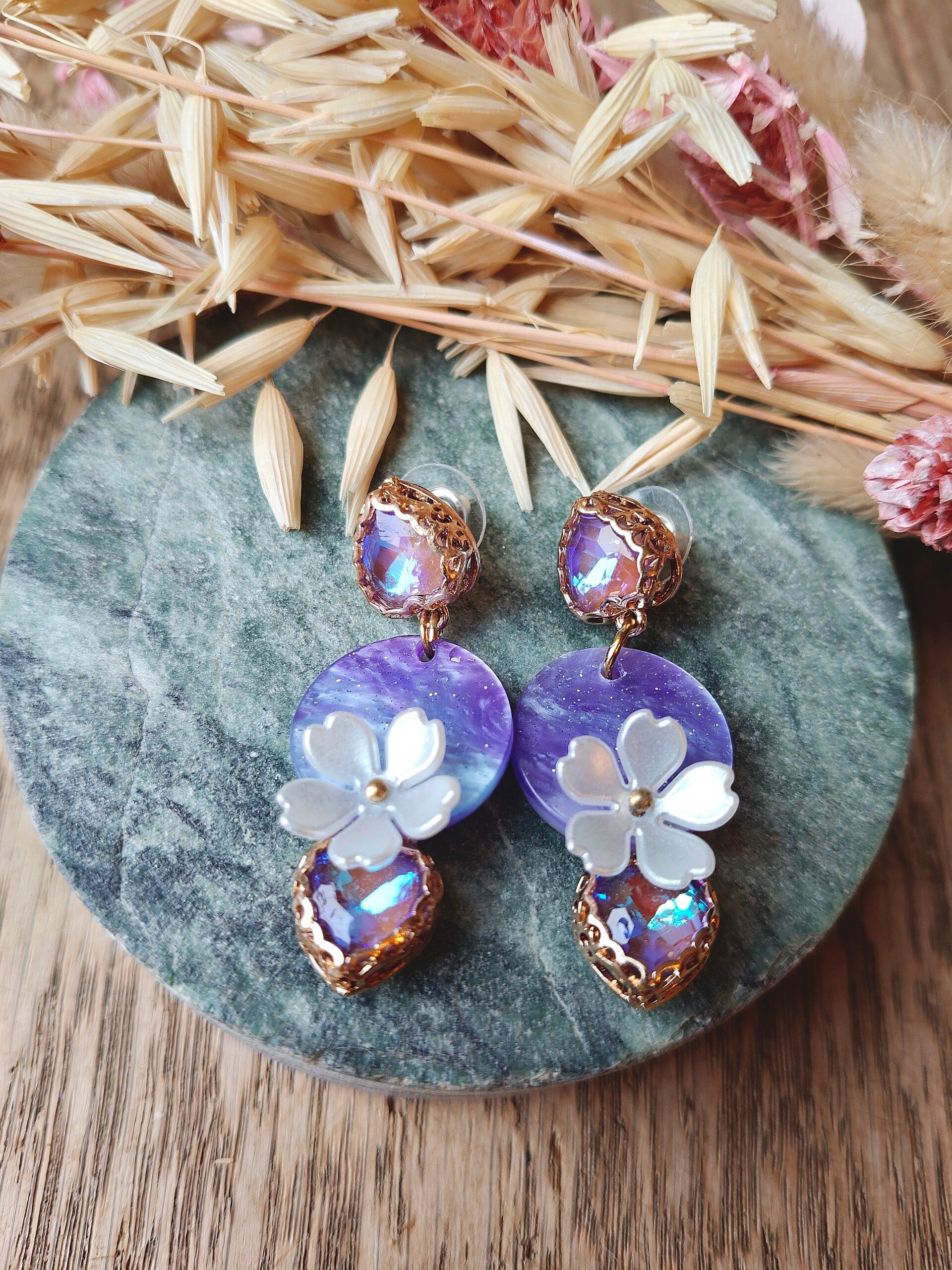 Oorbel PA20: lila oorbel met witte bloem en kristal prikker