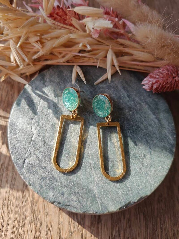 Oorbel GRO14: groene prikker met gouden hanger