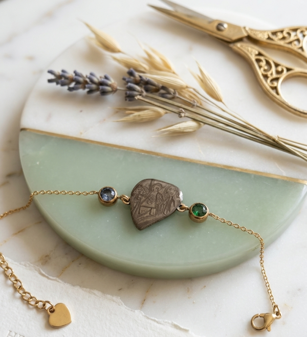 Gepersonaliseerde armband: eigen tekening en geboortesteentje naar keuze