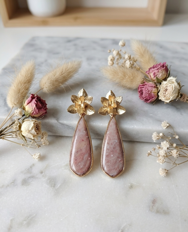 Oorbel ROZ31: natuursteenhanger met gouden bloemprikker