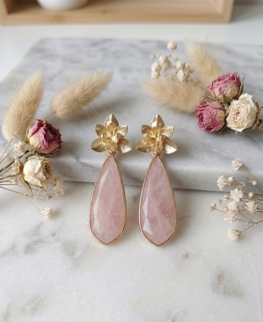 Oorbel ROZ 20: roze quartz edelsteenhanger met gouden prikker