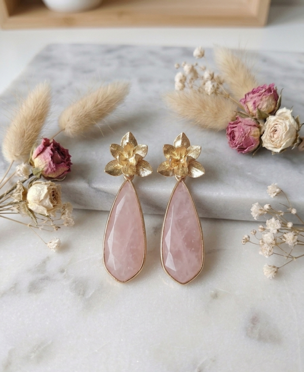 Oorbel ROZ 20: roze quartz edelsteenhanger met gouden prikker