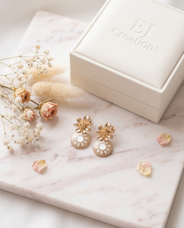 AOorbel: witte hanger met gouden bloemprikker