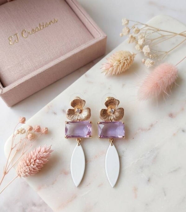 Oorbel PA15; witte hanger met lila steentje en gouden bloemprikker