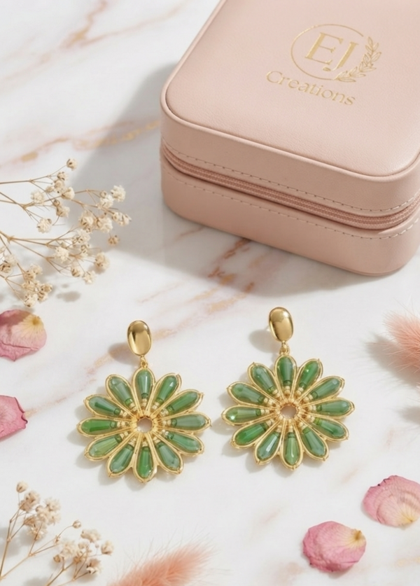 Oorbel GR; groene bloem met kralen