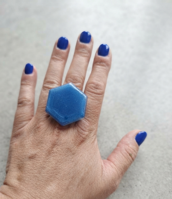 Ring B4: blauwe effen zeshoek