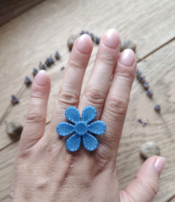 Ring B10: kleinere blauwe bloem