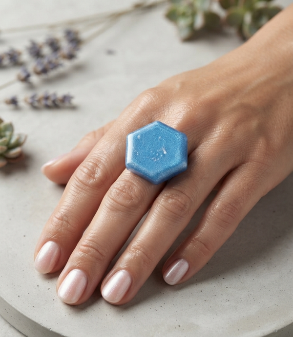 Ring B3: blauwe zeshoek met wit