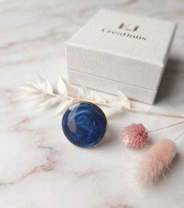 Ring B14: blauwe ring met metallic look