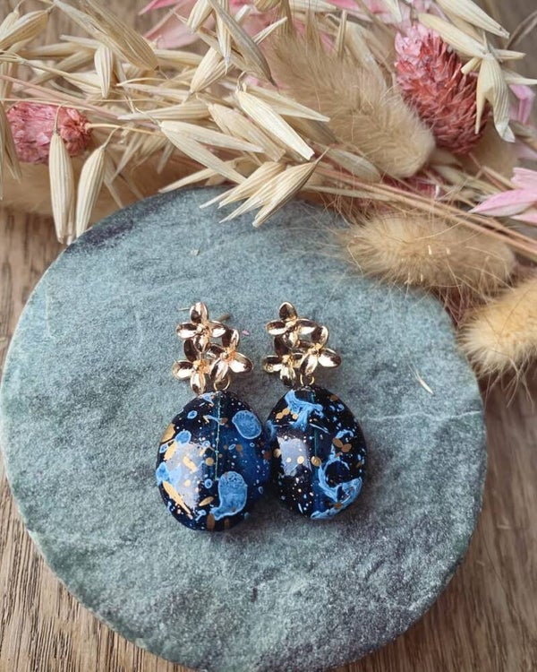 Bloemprikker met blauwkleurige steen