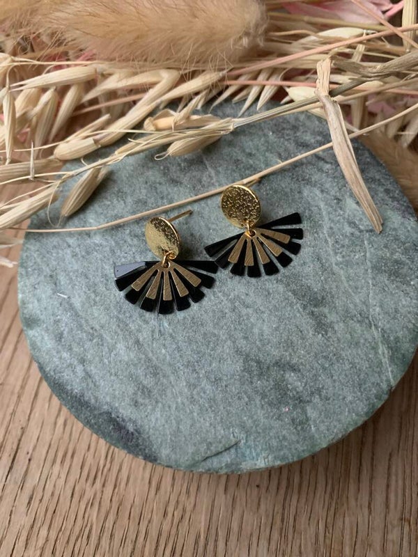 Oorbel ZW6: kleine zwarte oorbel met goud