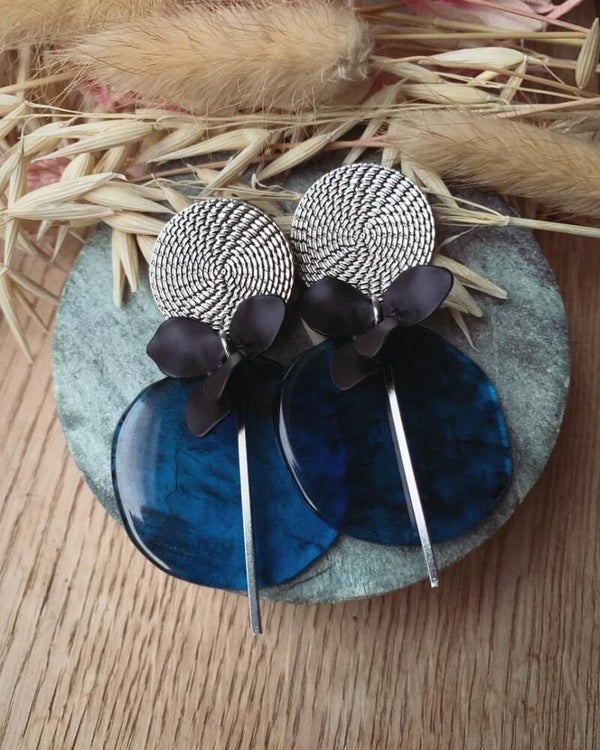 Oorbel B7/B8/B9: blauwe hanger met zilveren prikker