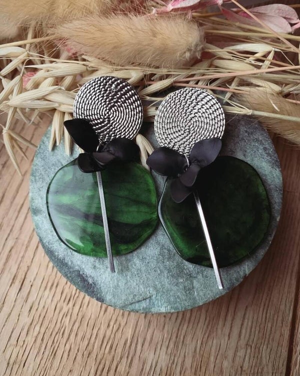 Oorbel: groene hanger met zilveren prikker