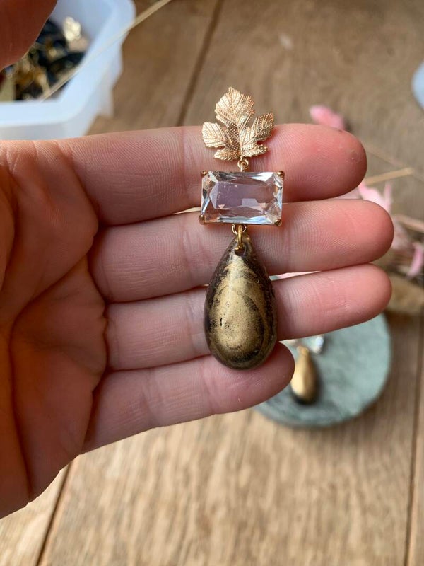 Oorbel BR14: gouden hanger met bladprikker