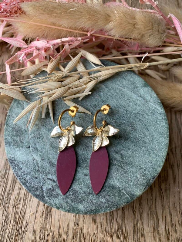 Oorbel PA8: donkerpaarse hanger met bloem aan gouden ring