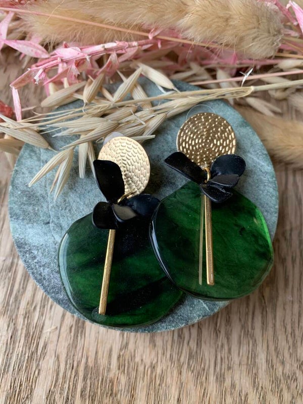 Oorbel GRO9: groene hanger met gouden prikker en staaf