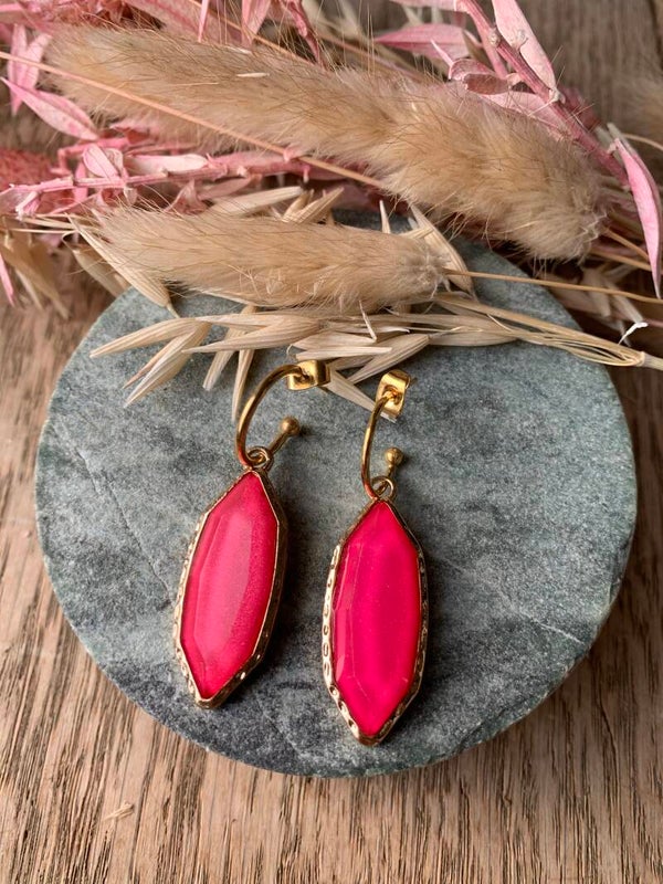 Oorbel: roze oorbel aan ring