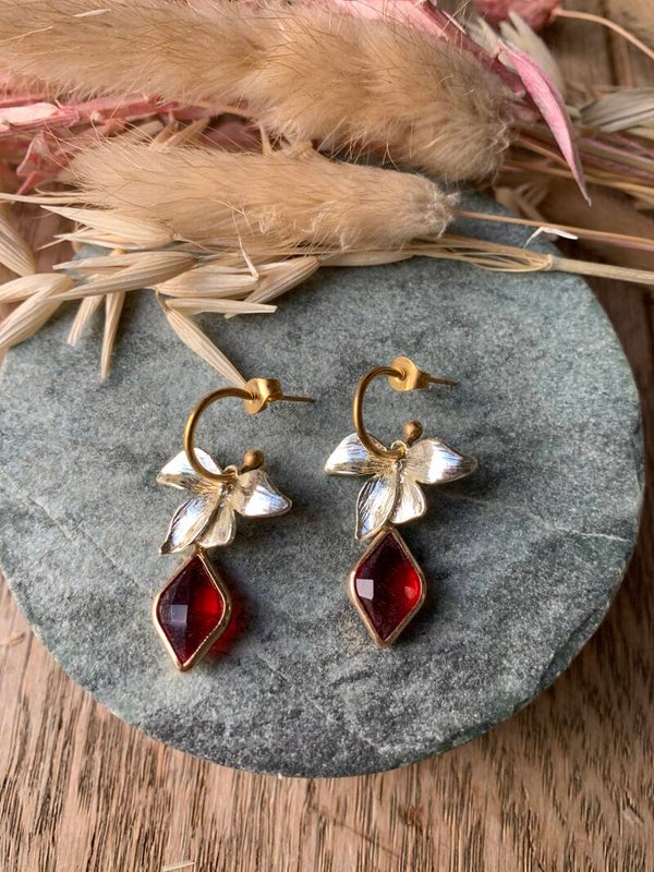 Oorbel R7: rode hanger met bloem aan ringprikker