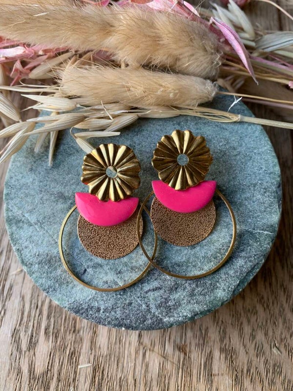 Oorbel: gouden bloem met roze