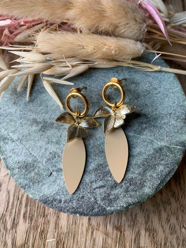 Oorbel: beige druppelhanger met gouden prikker