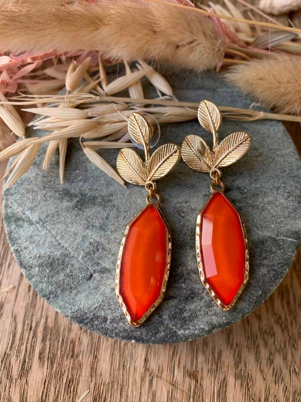 Oorbel: oranje hanger met bladprikker