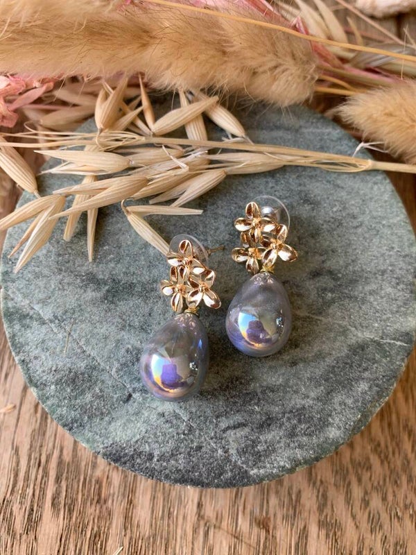 Oorbel: bloemprikker met grijze druppelhanger